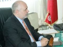 Velvyslance R v Tunisku Ji Doleel (vlevo) se setkal s ministrem nrodn...