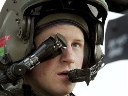 Princ Harry jako stelec vrtulníku Apache na afghánské základn Camp Bastion...