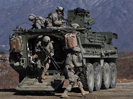 Obrněné vozidlo Stryker může v základní verzi převážet až devět vyzbrojených...
