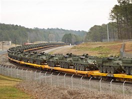 Obrněná vozidla Stryker při železničnímí transportu v USA