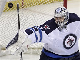 Ondej Pavelec z Winnipegu zasahuje bhem utkn se St. Louis.