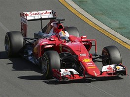 Sebastian Vettel pi sv zvodn premie za stj Ferrari.