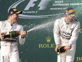 Nico Rosberg (vlevo) v Austrálii kropí svého kolegu a pemoitele Lewise...