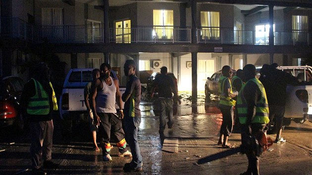Lid se po dn cyklnu shromdili na ulici ve mst Port Vila. (14. bezna 2015)