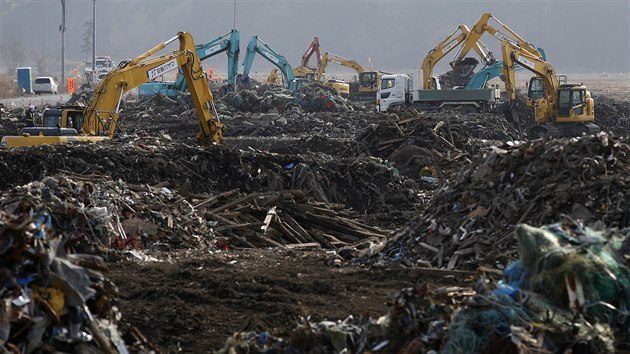 Okol japonsk jadern elektrrny Fukuima je stle radioaktivn. ady chtj 30 milion tun zamoenho materilu shromdit na skldce u vesnice Omuna. (24. nora 2015)