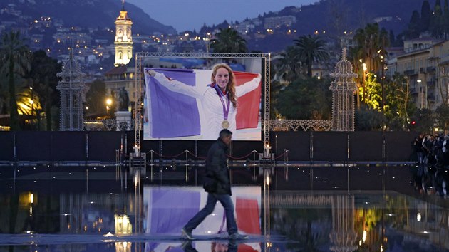 Pieta za francouzskou plavkyni Camille Muffatovou v Nice (10. bezna 2015)