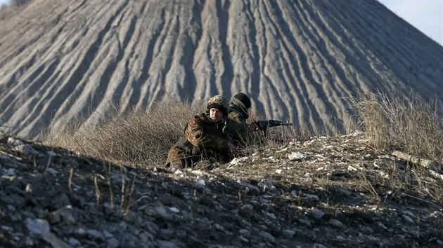 Pozice ukrajinsk armdy u vesnice Kurachovo (11. bezna 2015)