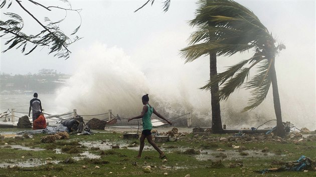 Následky cyklónu Pam na Vanuatu (14. března 2015)