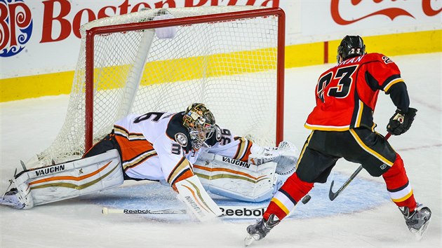 Brank John Gibson z Anaheimu pardnm zkrokem vychytal Seana Monahana z Calgary.