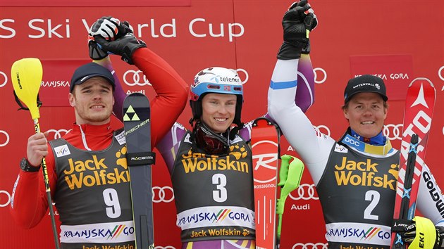 Uprosted je Vtz slalomu v Krajnsk Goe Henrik Kristoffersen, vlevo je druh Giuliano Razzoli a vpravo tet Mattias Hargin,