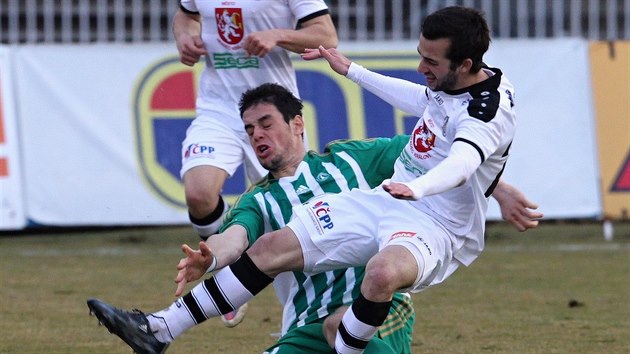 Tvrd souboj v utkn Hradec Krlov (v blm) vs Bohemians.