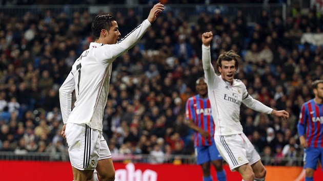 Dv superstar Realu Madrid oslavuj branku. Vlevo je Cristiano Ronaldo, vpravo Gareth Bale.