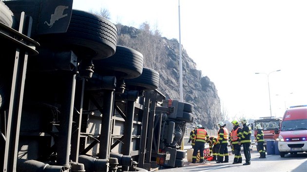 Nehoda kamionu zablokovala silniční průtah v Karlových Varech. Automobil se převrátil na bok a vysypal se mu náklad.
