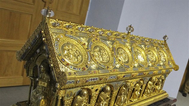Relikvi svatho Maura, jedna z naich nejvzcnjch pamtek, se za psnch bezpenostnch opaten vrtil z Prahy zpt na zmek v Beov.