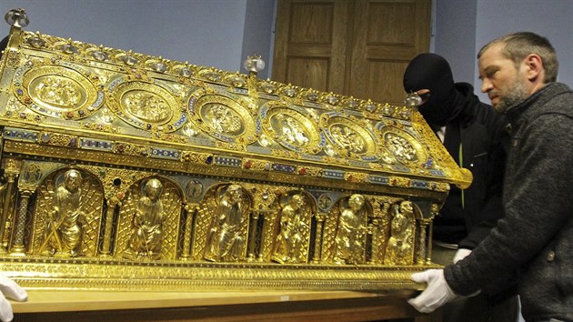 Relikviář svatého Maura, jedna z našich nejvzácnějších památek, se za přísných bezpečnostních opatření vrátil z Prahy zpět na zámek v Bečově.