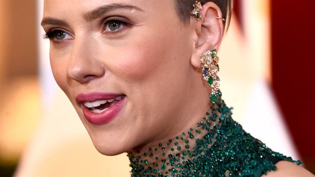 Nov krtk sestih Scarlett Johanssonov. Scarlett vymanil z davu dlouhovlsek a dokazuje, e i krtk vlasy mohou psobit siln enskou energi. A k tomu samozejm irok obo  hit tohoto roku.