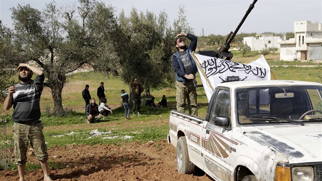 Povstalci v syrsk provincii Idlib sleduj letoun reimu Bara Asada (10. bezna 2015).