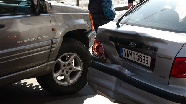 Opil policista v Nuslch naboural auto ped sebou. Kdy chtl od nehody ujet, naboural auto stojc za nm (10.3.2015)