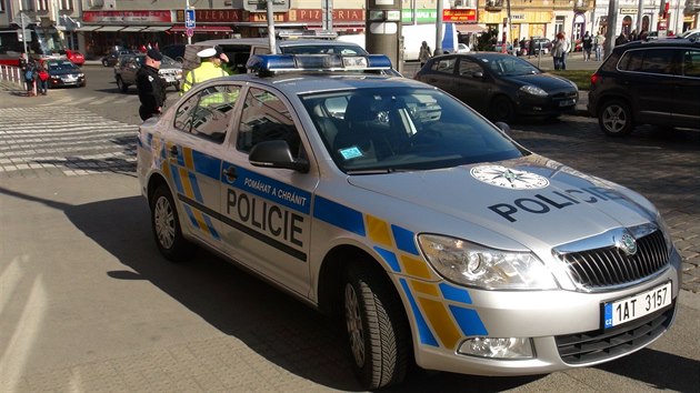 Opil policista v Nuslch naboural auto ped sebou. Kdy chtl od nehody ujet, naboural auto stojc za nm (10.3.2015)