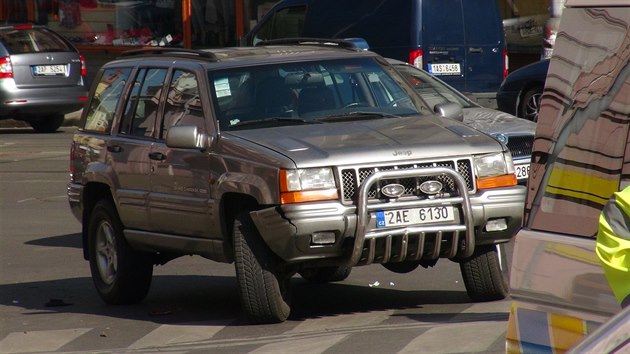 Opil policista v Nuslch naboural auto ped sebou. Kdy chtl od nehody ujet, naboural auto stojc za nm (10.3.2015)