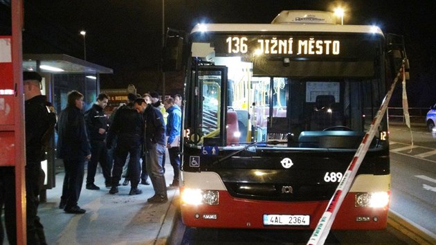 V autobusu slo 136 jedoucm na Jin Msto se poprali cestujc, jeden z nich zatoil noem (17.3.2015)