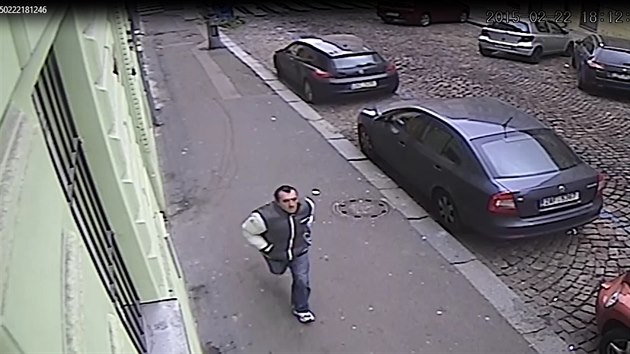 tonka, kter loupil ve veerce ve Vlkov ulici na ikov, zachytila bezpenostn kamera (22. 2. 2015).