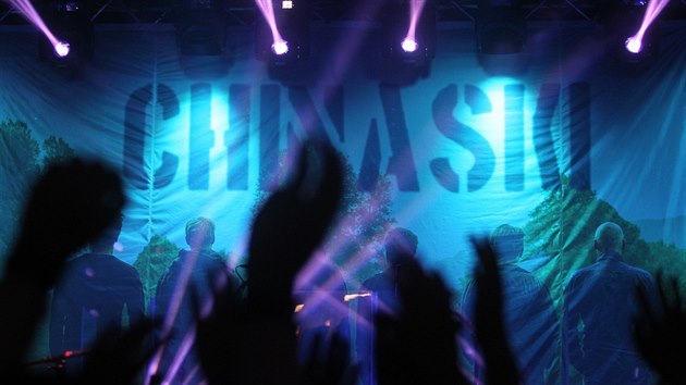Chinaski s frontmanem zahájili svoje letošní tuzemské turné na Vysočině. První koncert vidělo Velké Meziříčí.