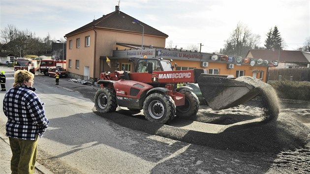 Nehoda kamionu ve Stonaov na nkolik hodin pln uzavela silnici. Z pevrcenho nvsu se vysypala slunenicov semnka.