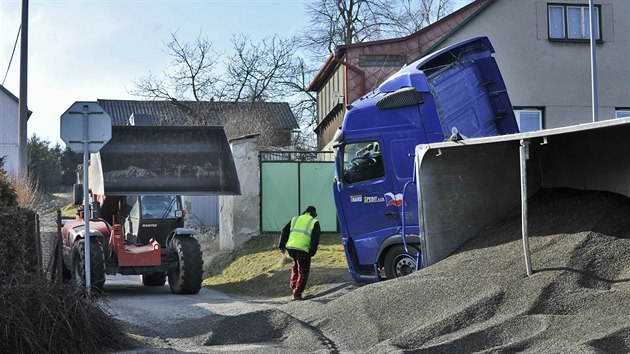 Nehoda kamionu ve Stonaov na nkolik hodin pln uzavela silnici. Z pevrcenho nvsu se vysypala slunenicov semnka.