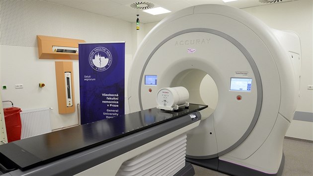 Všeobecná fakultní nemocnice v Praze si pořídila nový ozařovač pro tomoterapii, který dokáže šetrně léčit pacienty s nádory (12. března 2015).