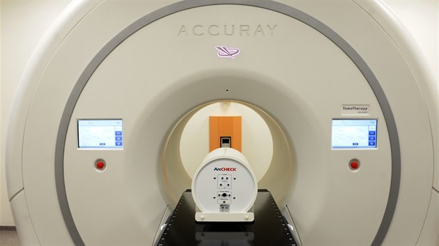 Všeobecná fakultní nemocnice v Praze si pořídila nový ozařovač pro tomoterapii, který dokáže šetrným způsobem léčit pacienty s nádorem (12. března 2015).