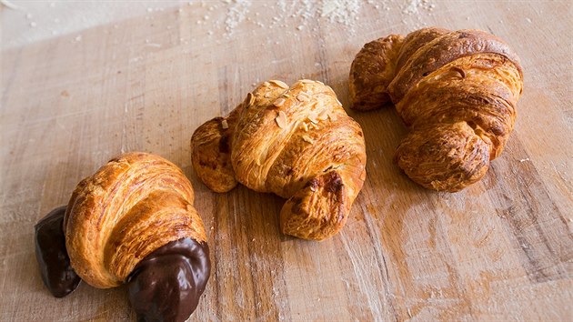 Croissanty m��ete také namo�it v �okolád� nebo posypat mandlemi