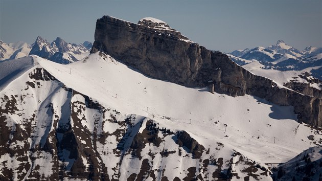 Tet den peletu nad Alpami. Vrcholky a sjezdovka stediska Diablerets kolem 3 100 metr nad moem. Stedisko jsme vak oblett nemohli, dispeer ns varoval, e se nachz uprosted oblasti vojensk stelnice, a tak jsme tam nemohli.  