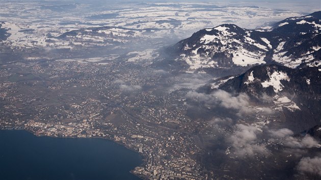 Tet den peletu nad Alpami. Vchodn cp enevskho jezera smstekem Montreux, vcarsko.