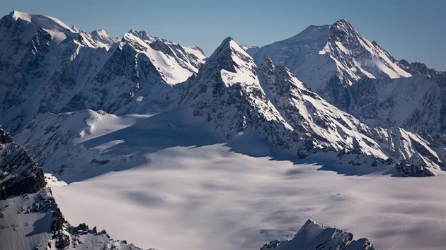 Tet den peletu nad Alpami. Nejvy vrcholky Bernskch Alp a snn pole dodvajc materil pro mstn ledovce. Ti hlavn vrcholy tto oblasti pedstavuj Jungfrau, Monch a Eiger, jeho severn stna je jednou z horolezeckch trofej.