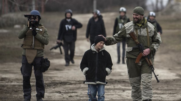 Ukrajinsk vojk hlad po hlav chlapce z vesnice ermalyk, lec v boji zmtanm vchodu zem.