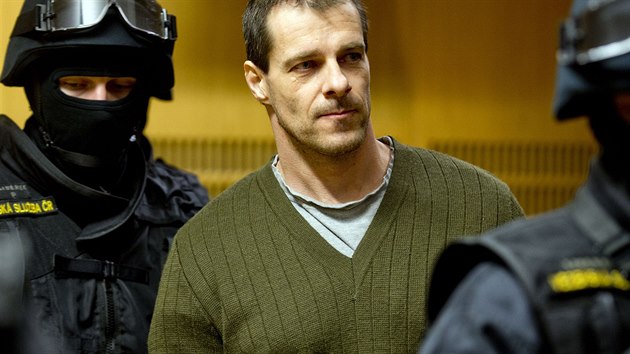 Vězeň Jan Novák, který loni v listopadu utekl z Thomayerovy nemocnice, u soudu (18. března 2015)