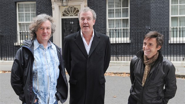 Modertoi poadu britsk televizn stanice BBC Top Gear James May (zleva), Jeremy  Clarkson a Richard Hammond (2015)