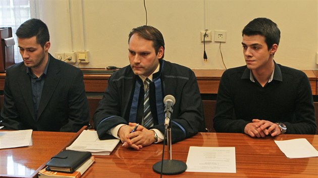 Nikolas Agoratsios (vpravo) a Patrik Kaif v jednac sni. V ervenci roku 2014 napadli zpvka Michala Hrzu. (17. bezna 2015)