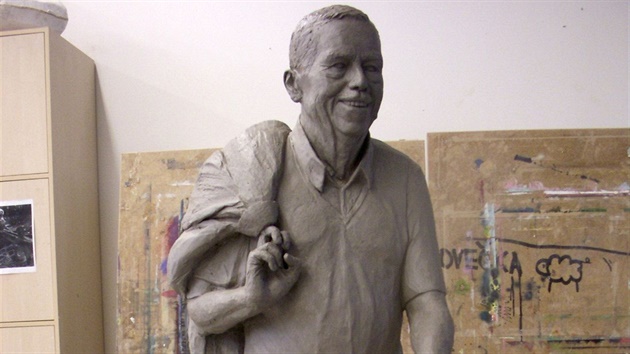 Model sochy bvalho prezidenta Vclava Havla od Barbory Dauov. Sochu chtj jej inicitoi umstit na Petn.