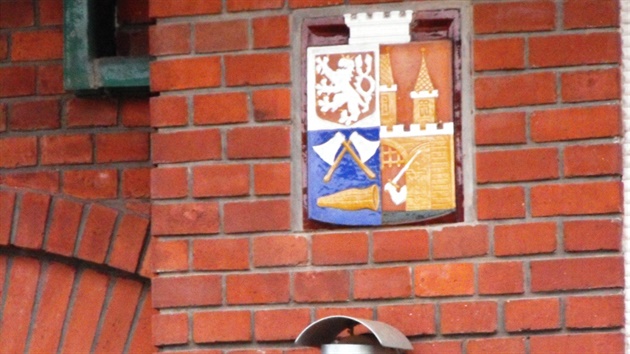 Znak na jedné z budov Vrovické vodárny v Braníku.
