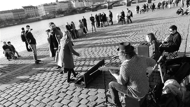 O�ivlá náplavka na Ra�ínov� náb�e�í mezi Palackého a �elezni�ním mostem.