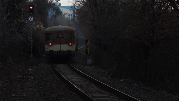 Jednokolejná elezniní tra spojuje  Dejvice s Ruzyní a dále Hostivicemi a...