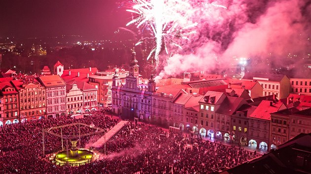 Multimediální show u příležitosti oslav 750 let od založení Českých Budějovic vyvrcholila ohňostrojem.