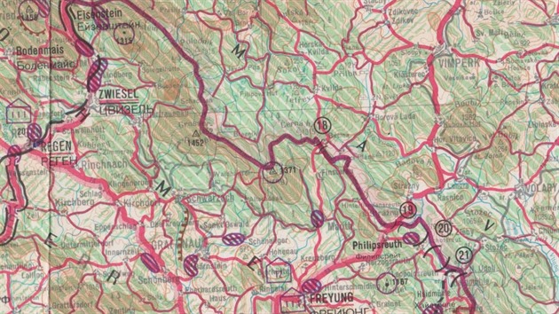 Mapa vojenské infrastruktury SRN zachycuje mimo jiné i přibližné umístění skupinek sklípků (vyšrafované fialové ovály) v prostoru bavorské části Šumavy.