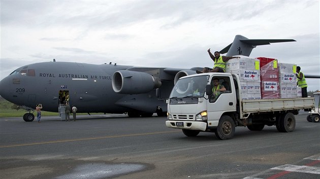 Na tichomosk ostrov Vanuatu po niivm cyklonu pichz humanitrn pomoc (15. bezna 2015).