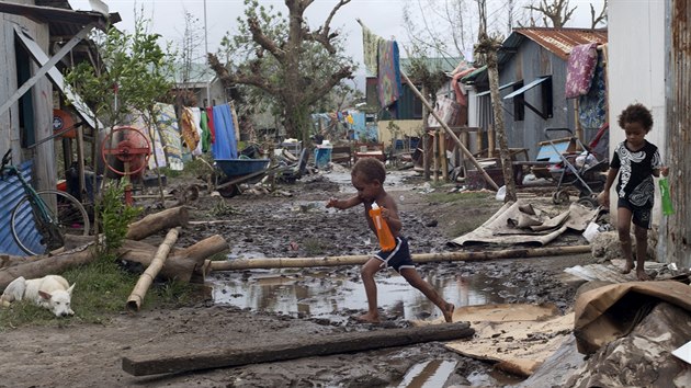 Tichomosk ostrov Vanuatu po niivm cyklonu (15. bezna 2015).