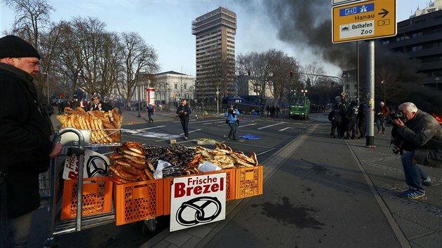 Protesty ped otevenm Evropsk centrln banky ve Frankfurtu.