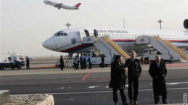 České vládní letadlo v Tokiu - České vládní letadlo mělo poruchu na letišti v Tokiu. (15. února 2007).