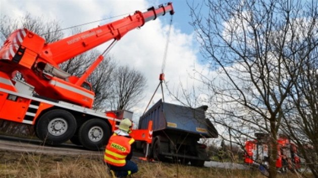 Srku s nkladnm automobilem MAN nepeil v Havov padestilet idi osobnho auta (16. bezna 2015).